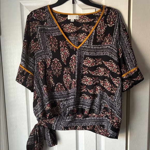 Ro & De Tops - Ro & De Black and Pink Floral Blouse size XL